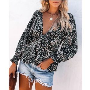 NWT: VICI COLLECTION ZILLA FLORAL SMOCKED TIE BLOUSE - BLACK - SMALL